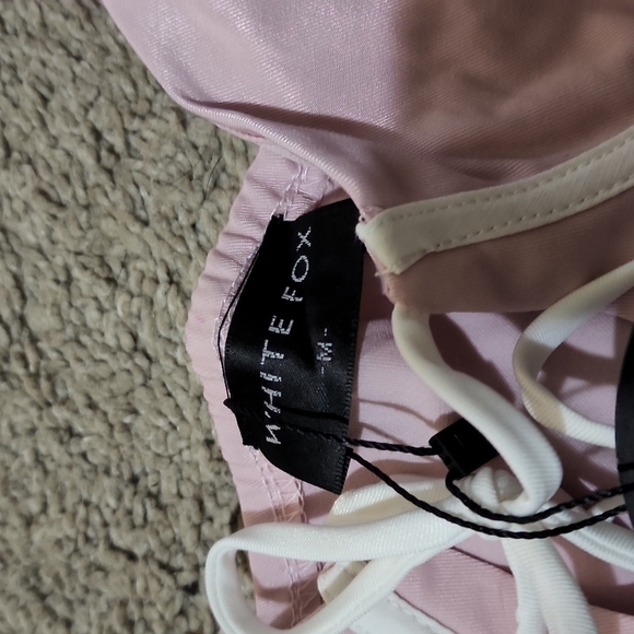 White fox living colour crop - Picture 3 of 4